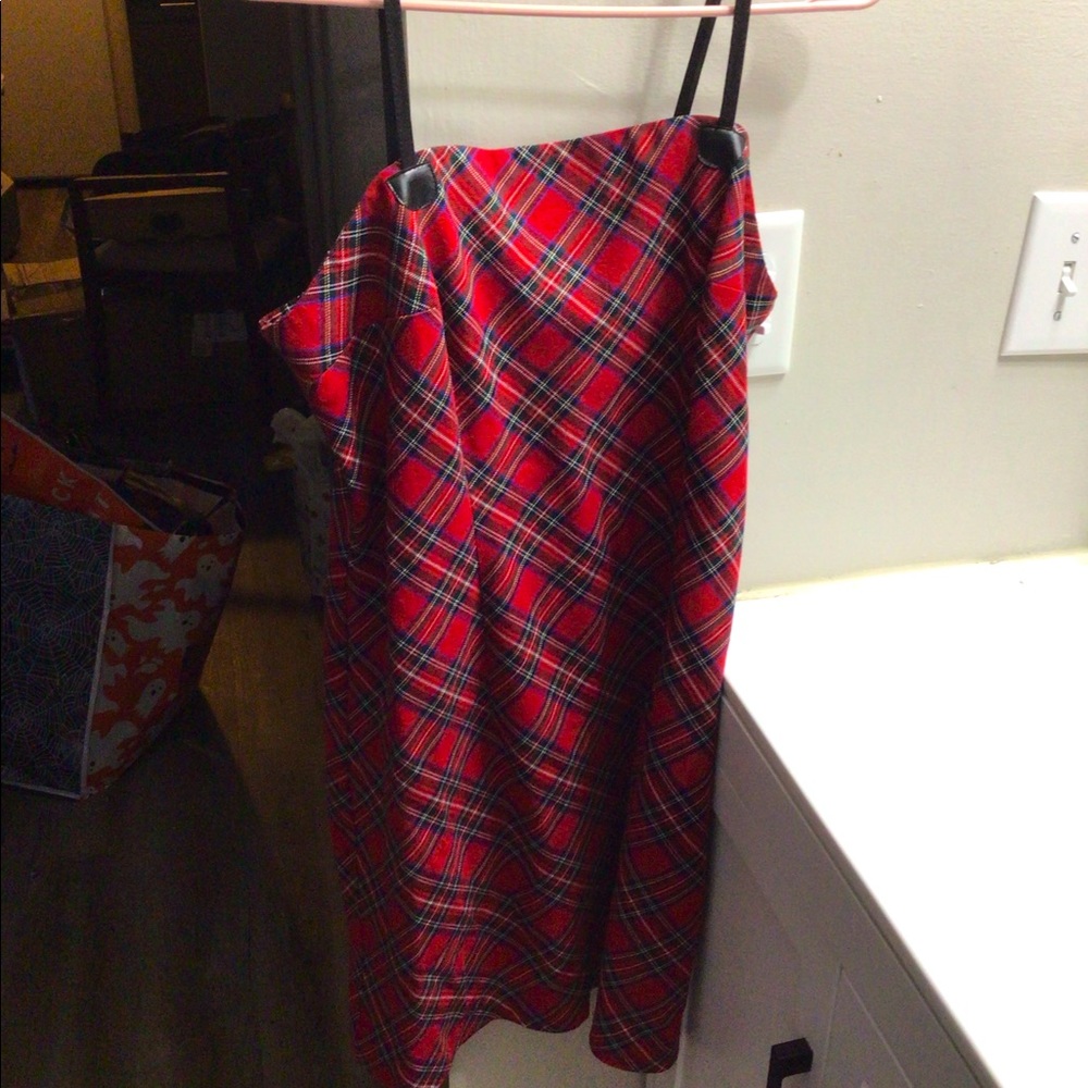 Play red empire style dress.